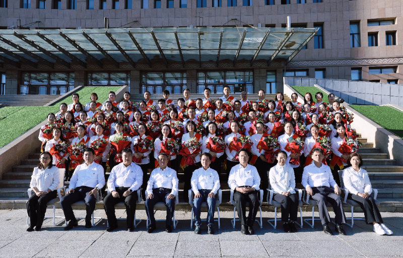 教师节暨先进个人表彰大会合影.jpg 教师节暨先进个人表彰大会合影.jpg